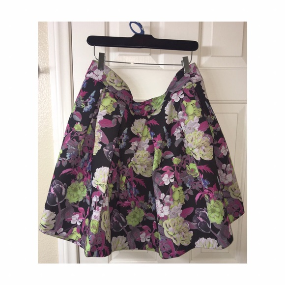 Floral Co-ord (matching crop top and skirt) Two Piece Set Plus Size - Picture 5 of 8